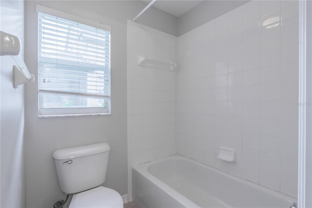 合同活跃: $2,650 (4 贝兹, 3 浴室, 2310 平方英尺)