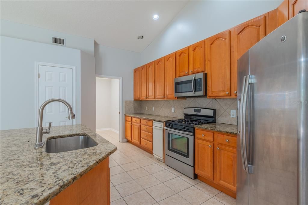 合同活跃: $2,650 (4 贝兹, 3 浴室, 2310 平方英尺)