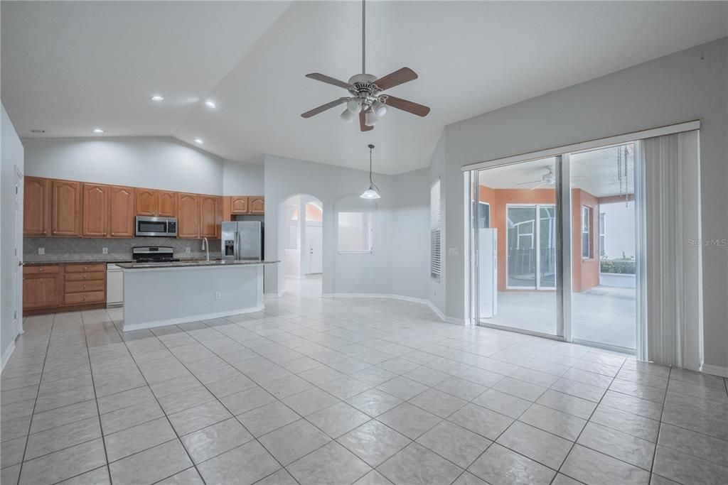 合同活跃: $2,650 (4 贝兹, 3 浴室, 2310 平方英尺)