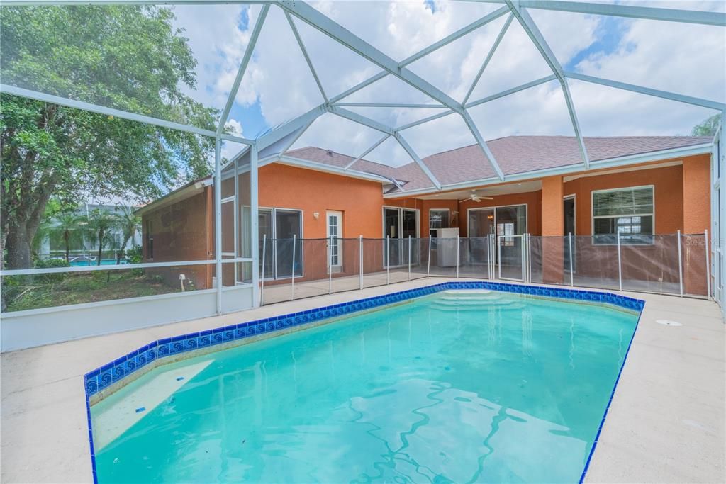 合同活跃: $2,650 (4 贝兹, 3 浴室, 2310 平方英尺)