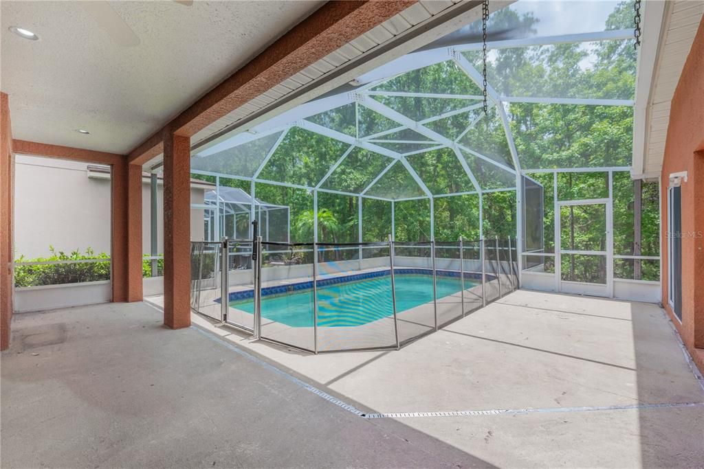 合同活跃: $2,650 (4 贝兹, 3 浴室, 2310 平方英尺)