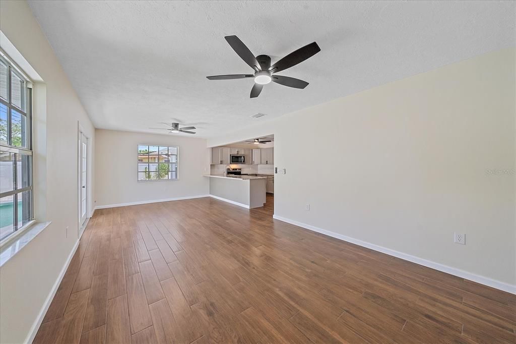 Под контрактом: $2,500 (3 спален, 2 ванн, 1416 Квадратных фут)