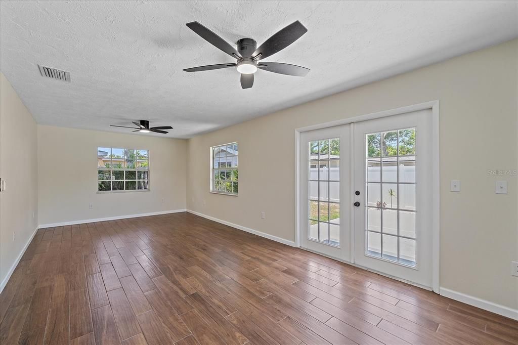 Под контрактом: $2,500 (3 спален, 2 ванн, 1416 Квадратных фут)