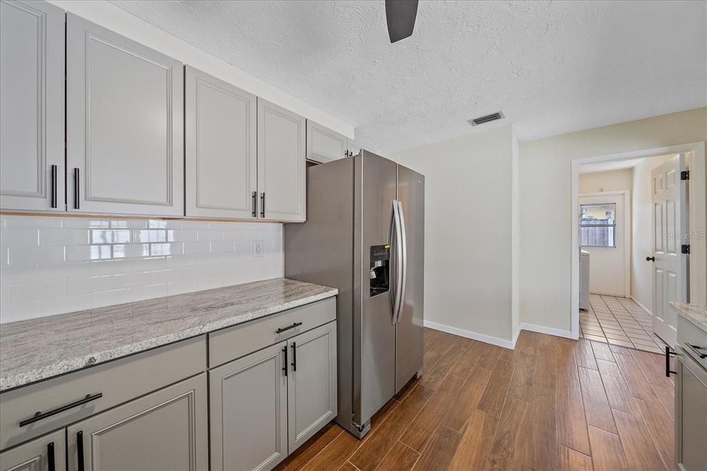 Под контрактом: $2,500 (3 спален, 2 ванн, 1416 Квадратных фут)