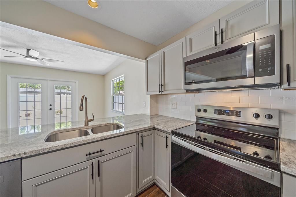 Под контрактом: $2,500 (3 спален, 2 ванн, 1416 Квадратных фут)