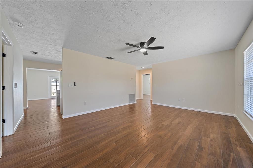 Под контрактом: $2,500 (3 спален, 2 ванн, 1416 Квадратных фут)