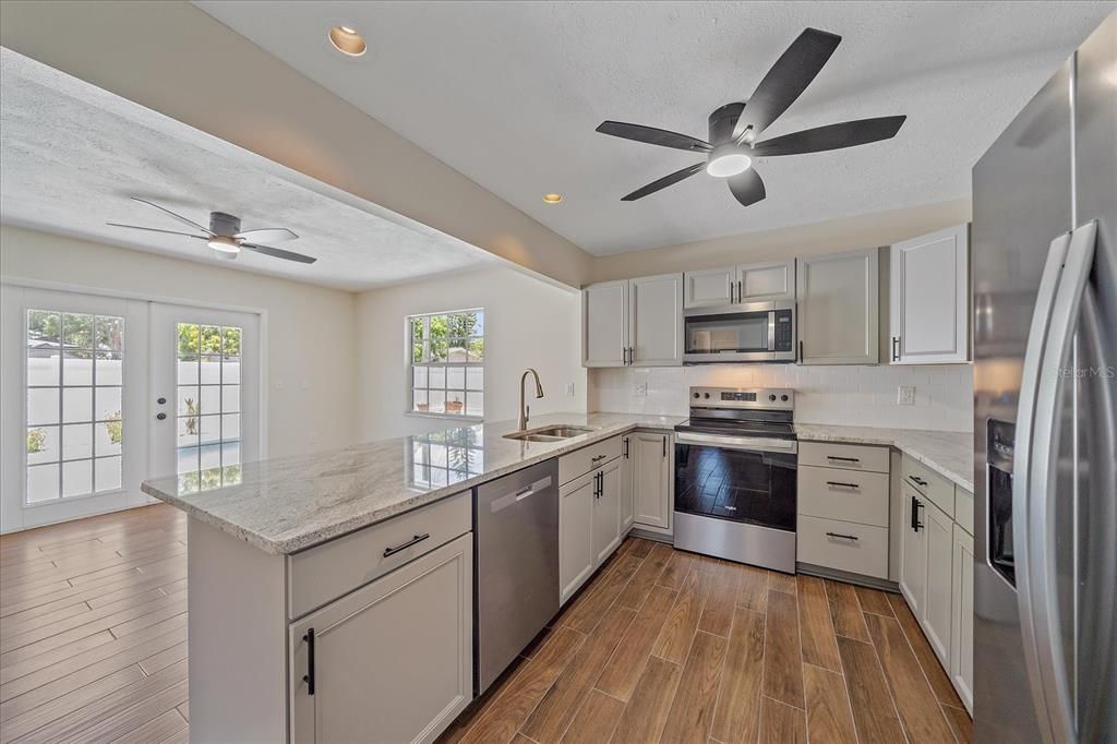 Под контрактом: $2,500 (3 спален, 2 ванн, 1416 Квадратных фут)