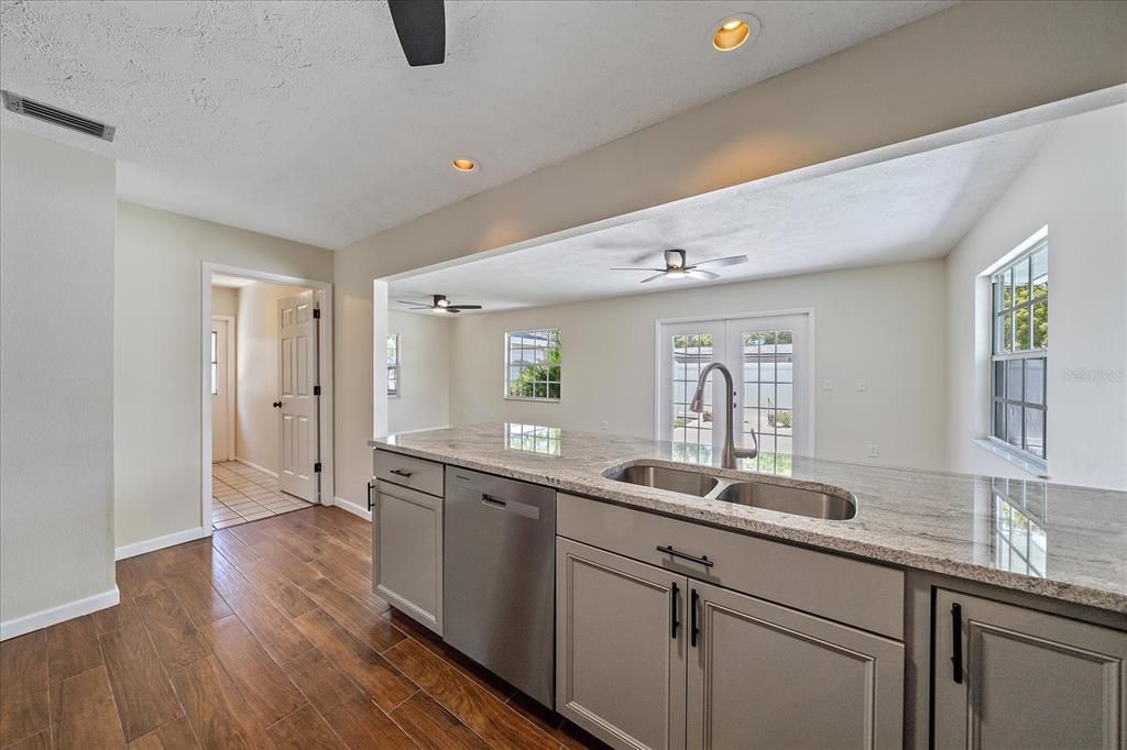 Под контрактом: $2,500 (3 спален, 2 ванн, 1416 Квадратных фут)