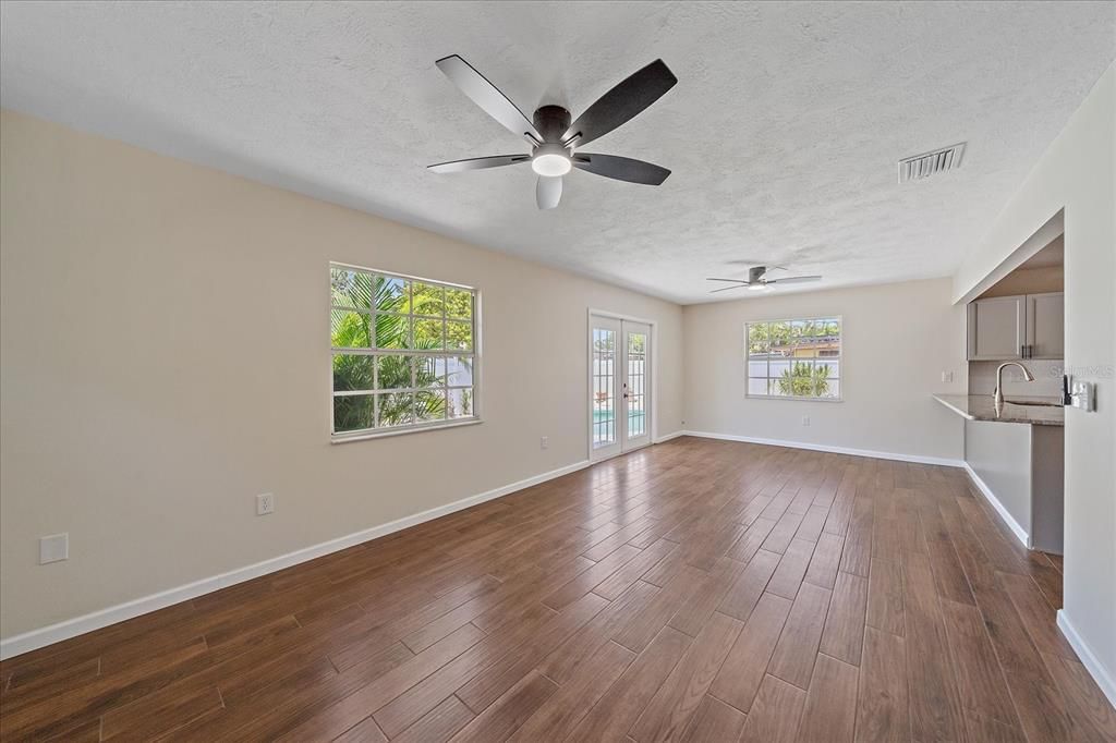 Под контрактом: $2,500 (3 спален, 2 ванн, 1416 Квадратных фут)