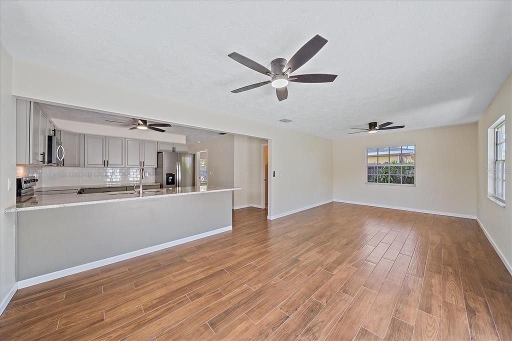 Под контрактом: $2,500 (3 спален, 2 ванн, 1416 Квадратных фут)