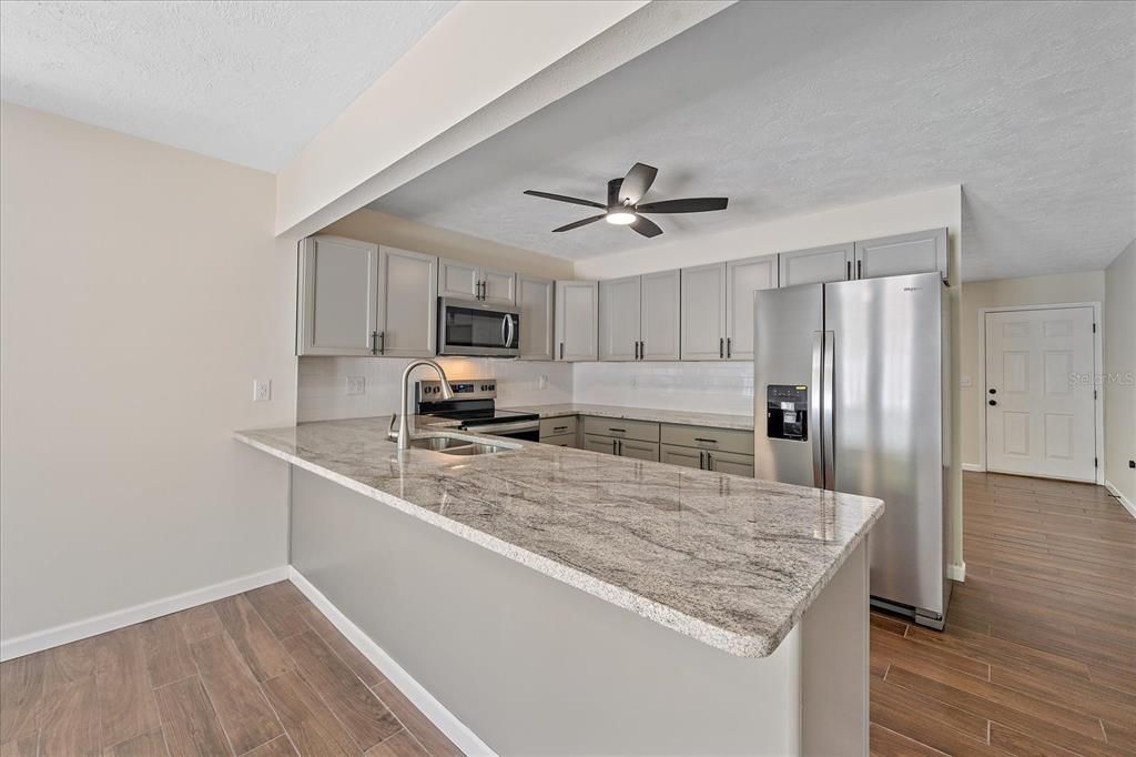 Под контрактом: $2,500 (3 спален, 2 ванн, 1416 Квадратных фут)