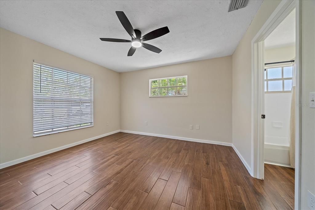 Под контрактом: $2,500 (3 спален, 2 ванн, 1416 Квадратных фут)