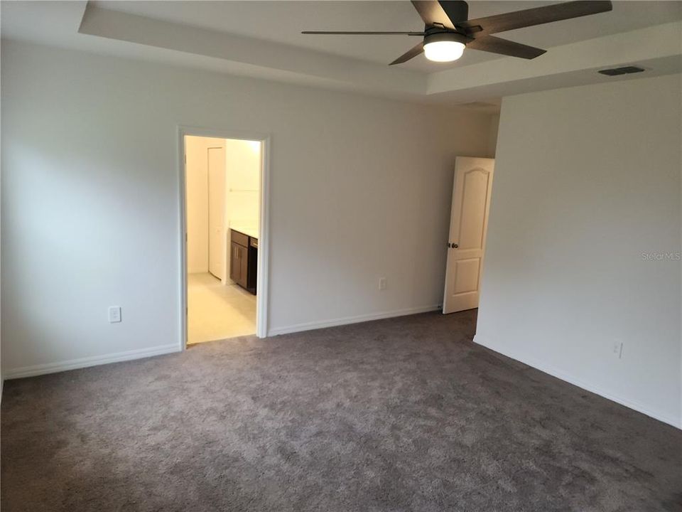 合同活跃: $1,900 (3 贝兹, 2 浴室, 2153 平方英尺)