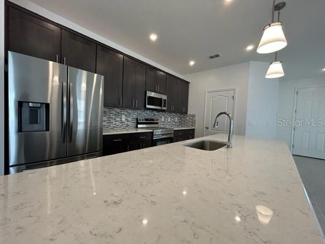 合同活跃: $1,900 (3 贝兹, 2 浴室, 2153 平方英尺)