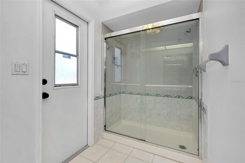 合同活跃: $355,000 (3 贝兹, 2 浴室, 1700 平方英尺)