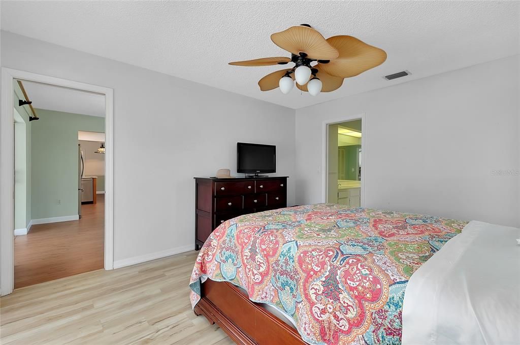 合同活跃: $355,000 (3 贝兹, 2 浴室, 1700 平方英尺)