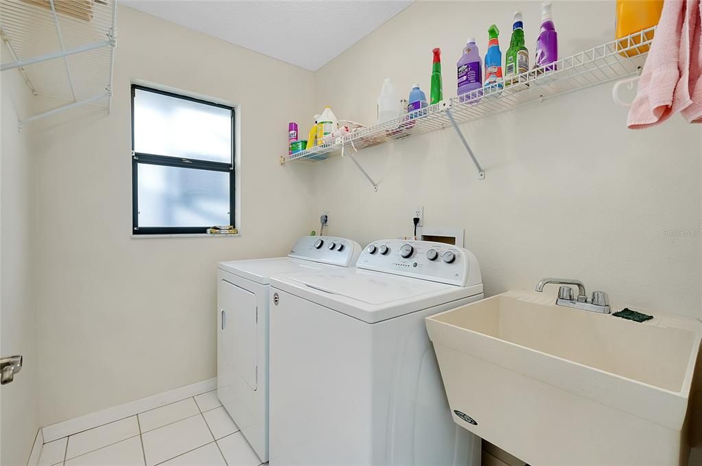 合同活跃: $355,000 (3 贝兹, 2 浴室, 1700 平方英尺)