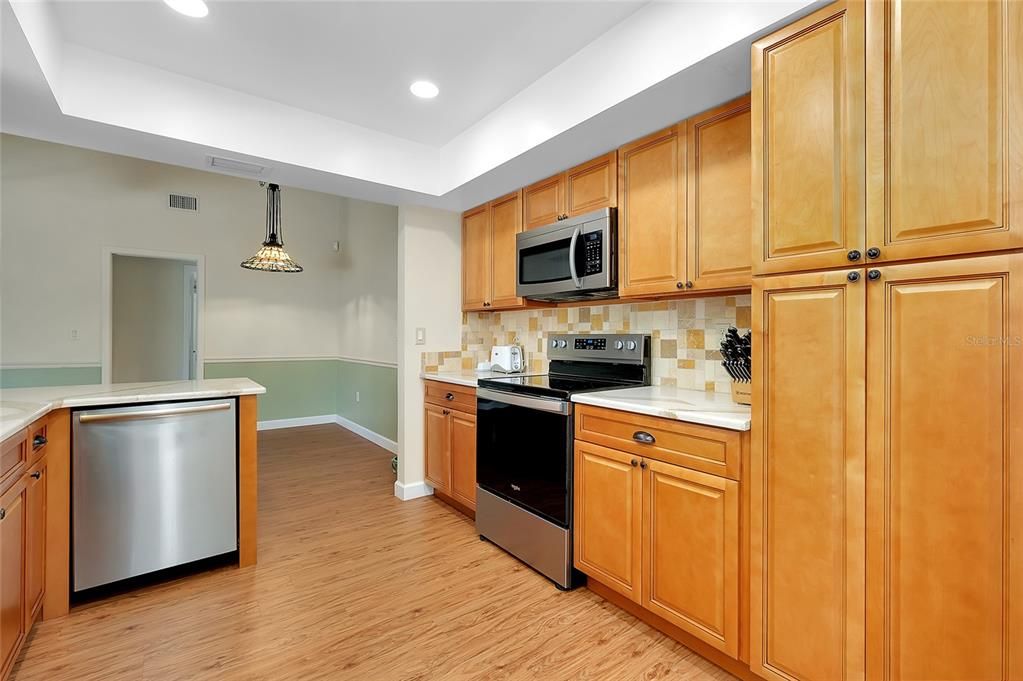 合同活跃: $355,000 (3 贝兹, 2 浴室, 1700 平方英尺)