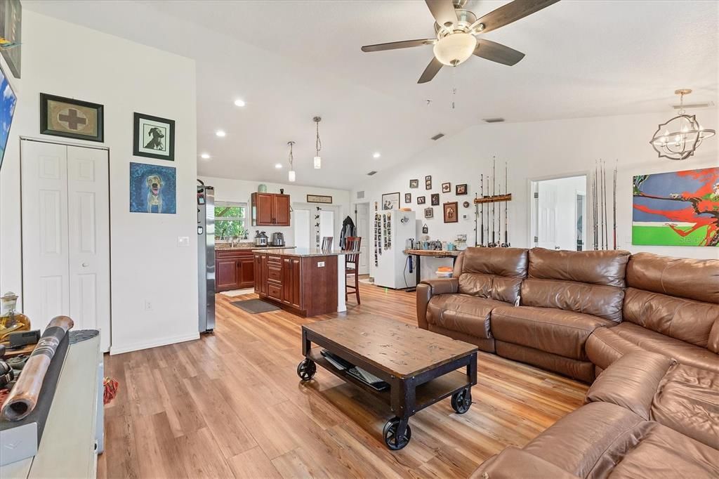 На продажу: $589,000 (3 спален, 2 ванн, 1372 Квадратных фут)