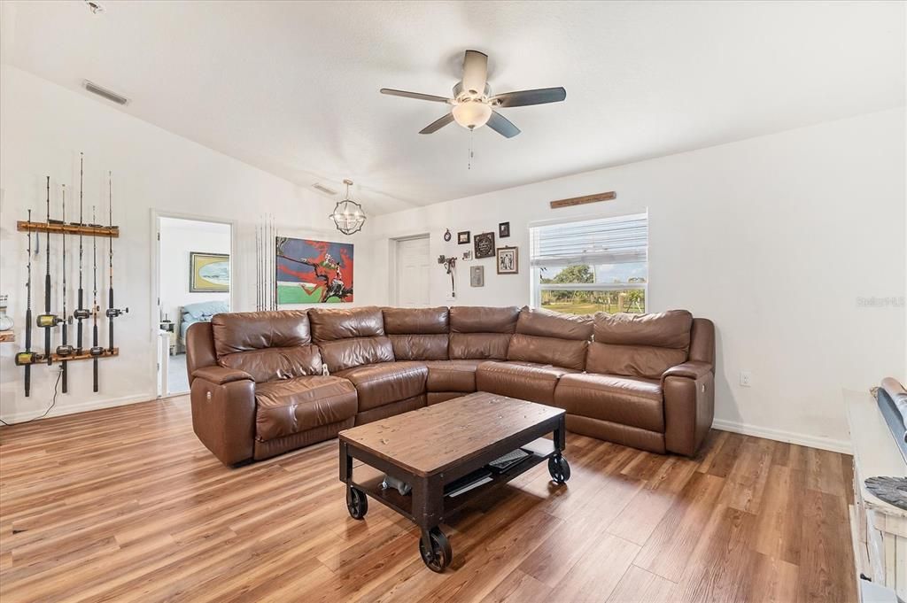 На продажу: $589,000 (3 спален, 2 ванн, 1372 Квадратных фут)