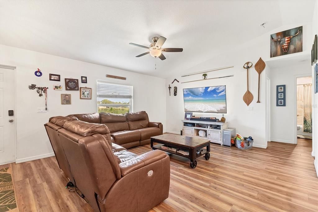 На продажу: $589,000 (3 спален, 2 ванн, 1372 Квадратных фут)