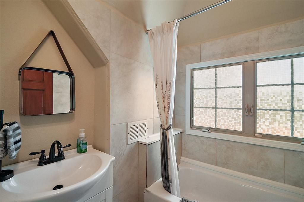 quaint bathroom for 5th bedroom