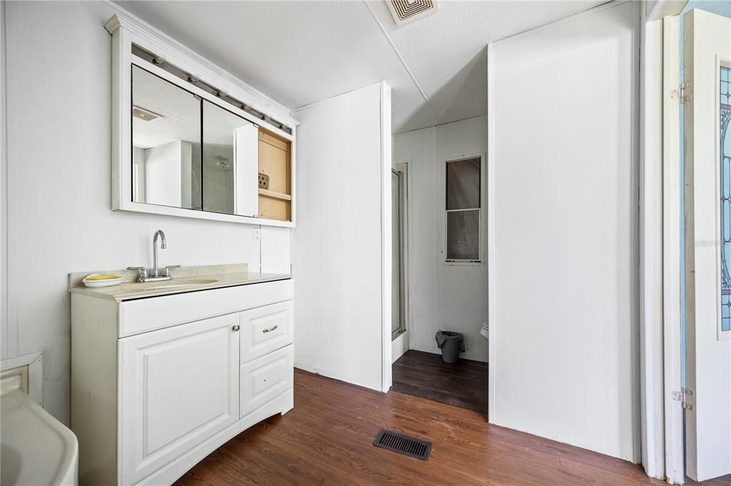 Activo con contrato: $220,000 (4 camas, 2 baños, 1500 Pies cuadrados)