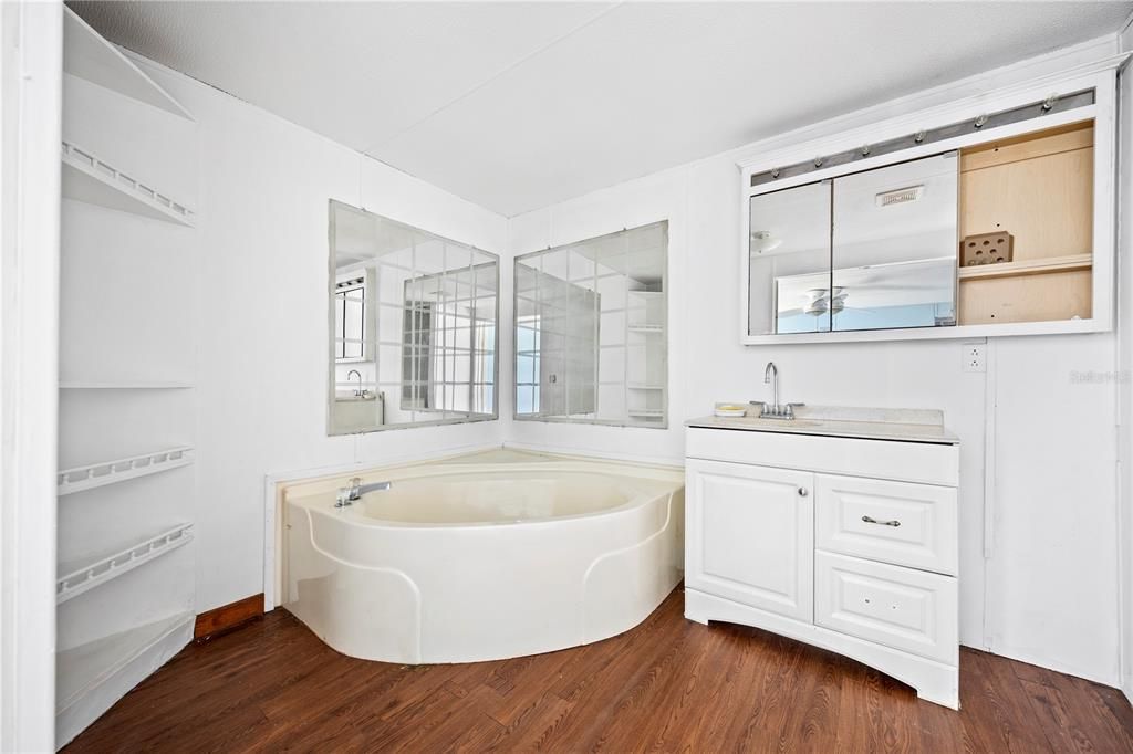 Activo con contrato: $220,000 (4 camas, 2 baños, 1500 Pies cuadrados)