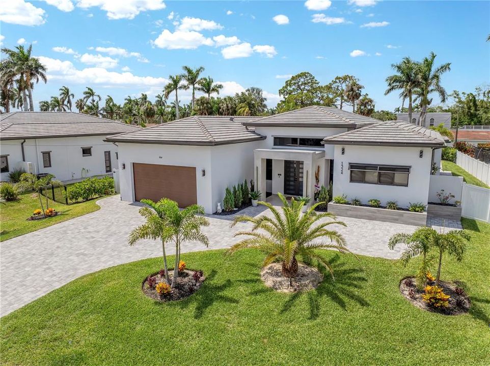 For Sale: $1,175,000 (3 beds, 4 baths, 2713 Square Feet)