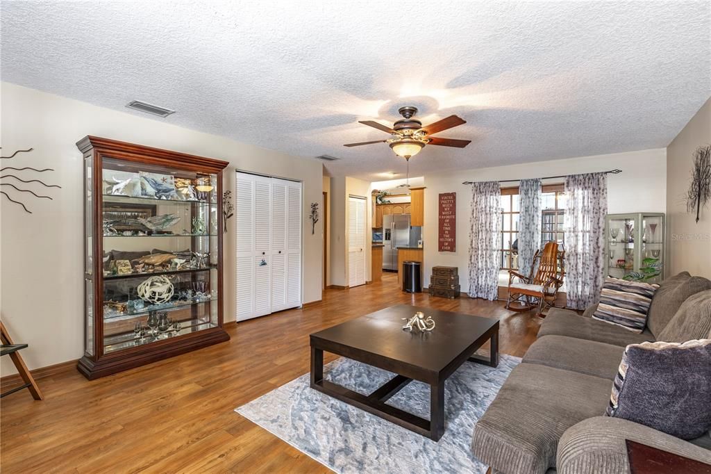 合同活跃: $440,000 (4 贝兹, 3 浴室, 2939 平方英尺)