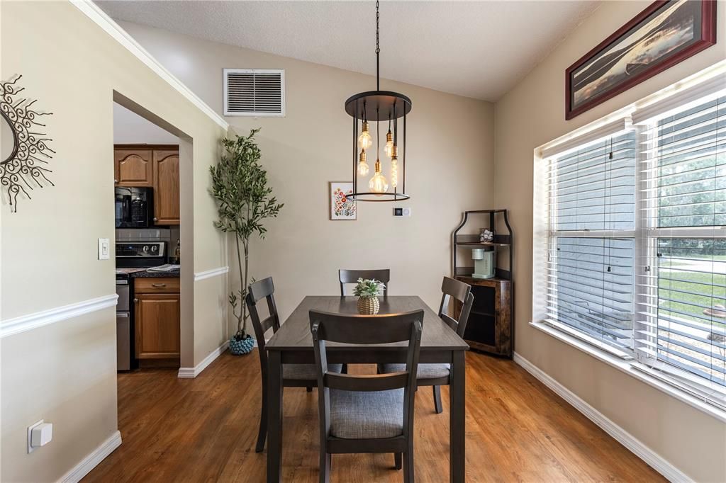 合同活跃: $440,000 (4 贝兹, 3 浴室, 2939 平方英尺)