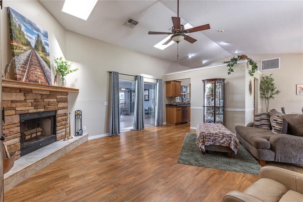 合同活跃: $440,000 (4 贝兹, 3 浴室, 2939 平方英尺)