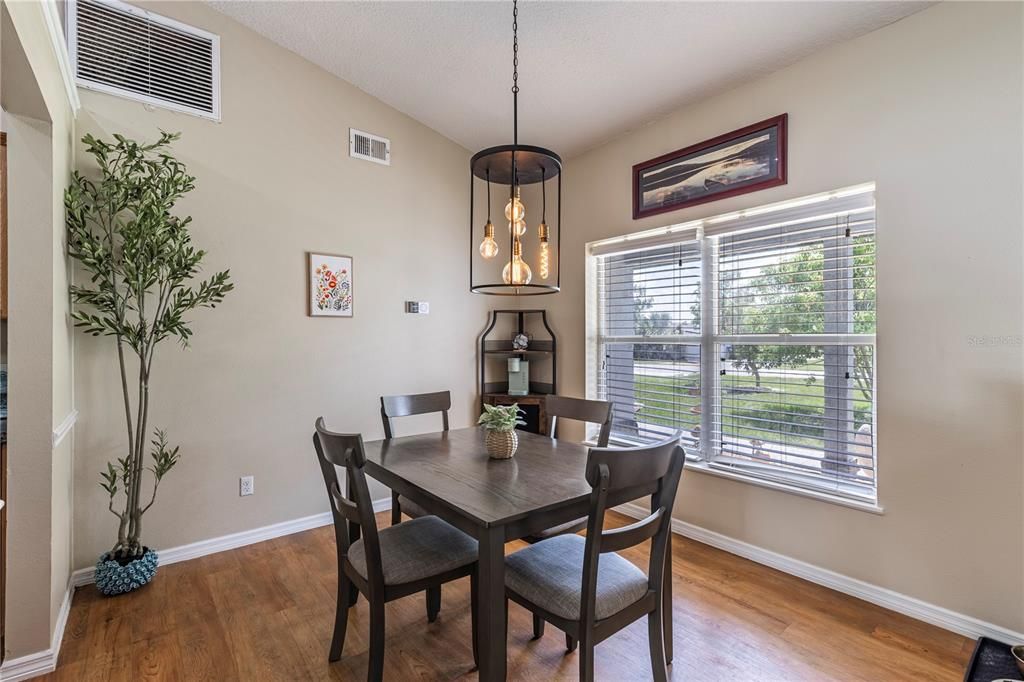 合同活跃: $440,000 (4 贝兹, 3 浴室, 2939 平方英尺)