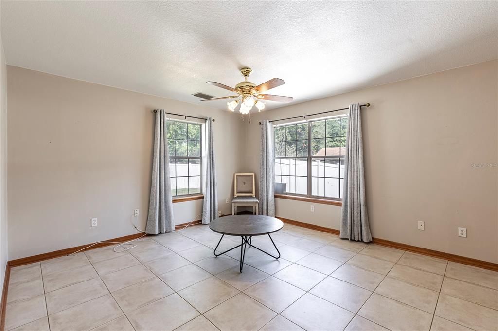 合同活跃: $440,000 (4 贝兹, 3 浴室, 2939 平方英尺)