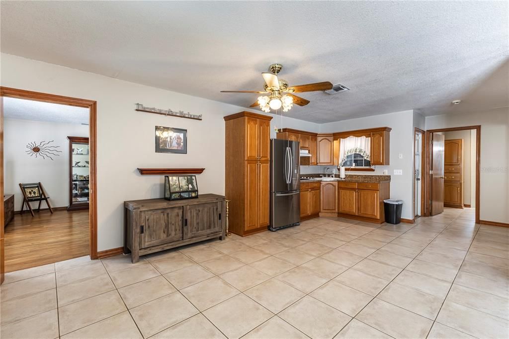 合同活跃: $440,000 (4 贝兹, 3 浴室, 2939 平方英尺)