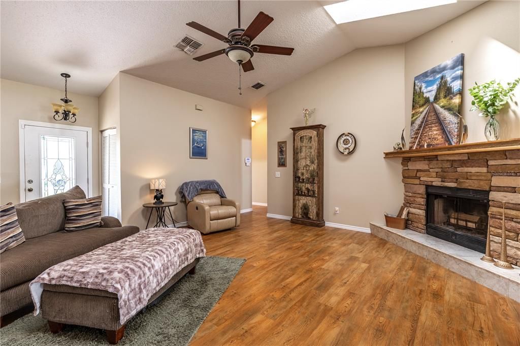 合同活跃: $440,000 (4 贝兹, 3 浴室, 2939 平方英尺)