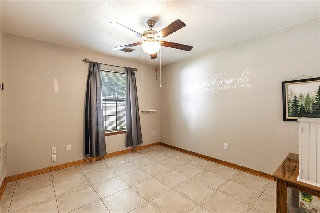 合同活跃: $440,000 (4 贝兹, 3 浴室, 2939 平方英尺)