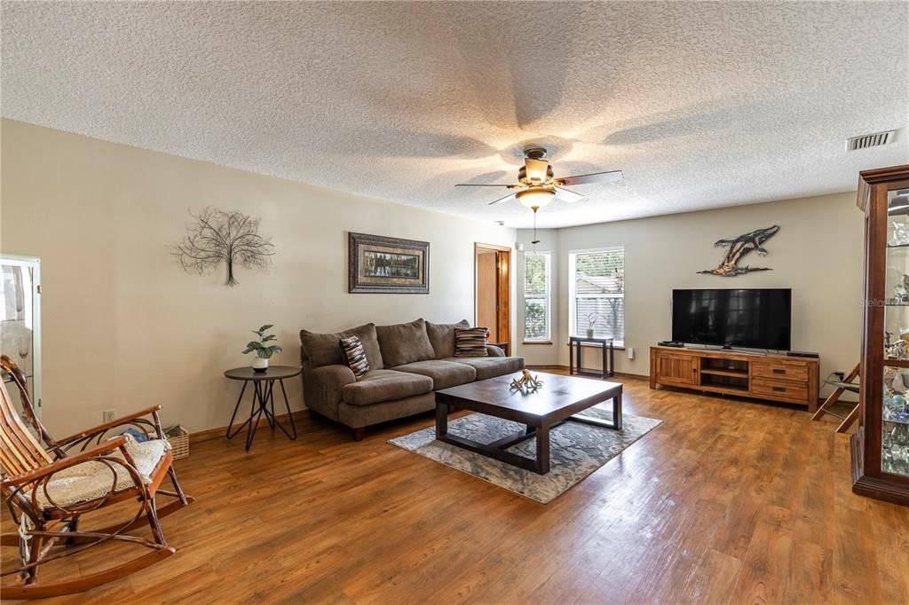 合同活跃: $440,000 (4 贝兹, 3 浴室, 2939 平方英尺)