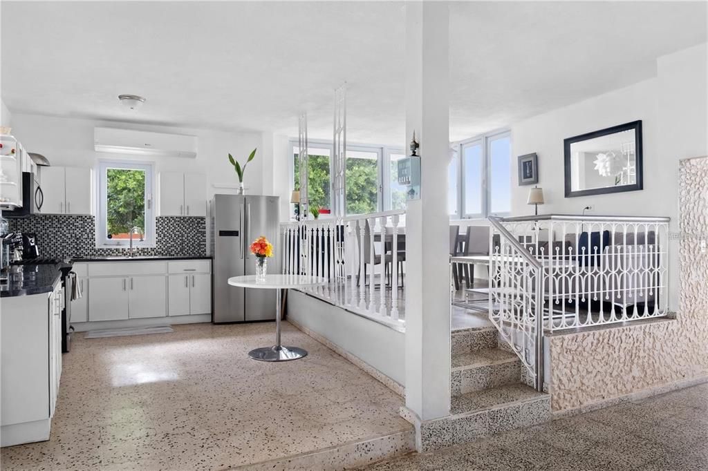 На продажу: $595,000 (5 спален, 3 ванн, 4530 Квадратных фут)