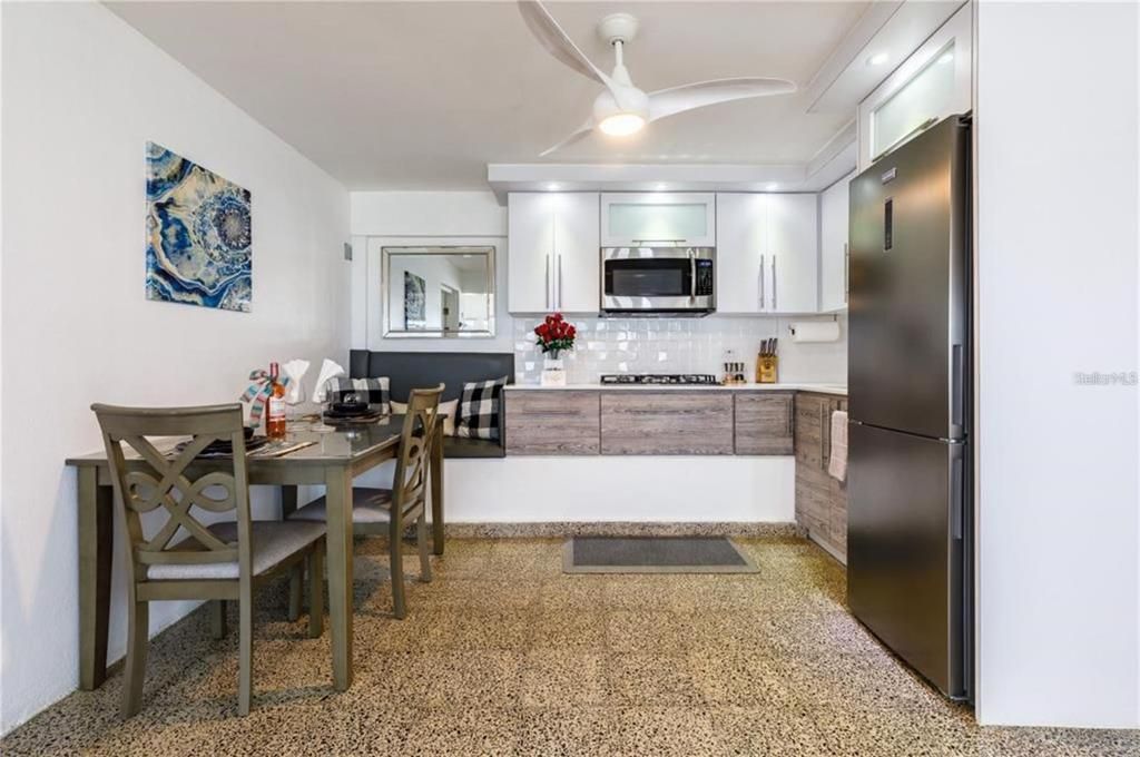 На продажу: $595,000 (5 спален, 3 ванн, 4530 Квадратных фут)