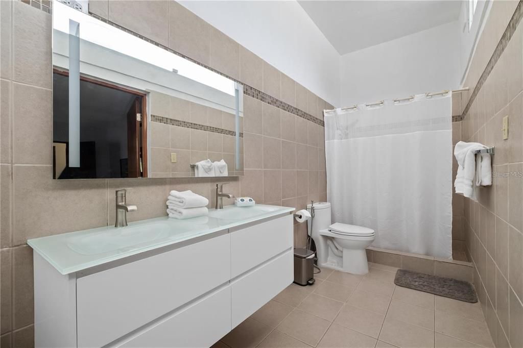 На продажу: $595,000 (5 спален, 3 ванн, 4530 Квадратных фут)