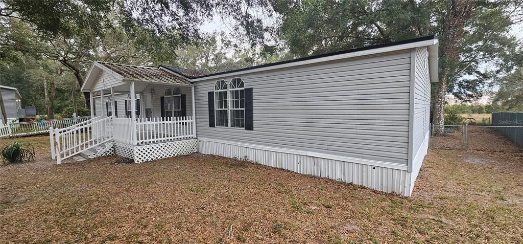 合同活跃: $205,000 (3 贝兹, 3 浴室, 2052 平方英尺)