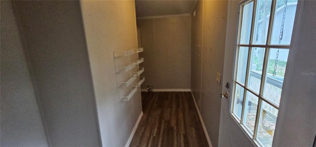 合同活跃: $205,000 (3 贝兹, 3 浴室, 2052 平方英尺)