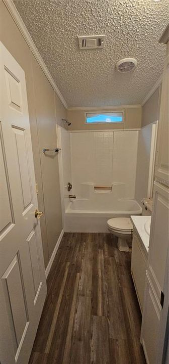 合同活跃: $205,000 (3 贝兹, 3 浴室, 2052 平方英尺)