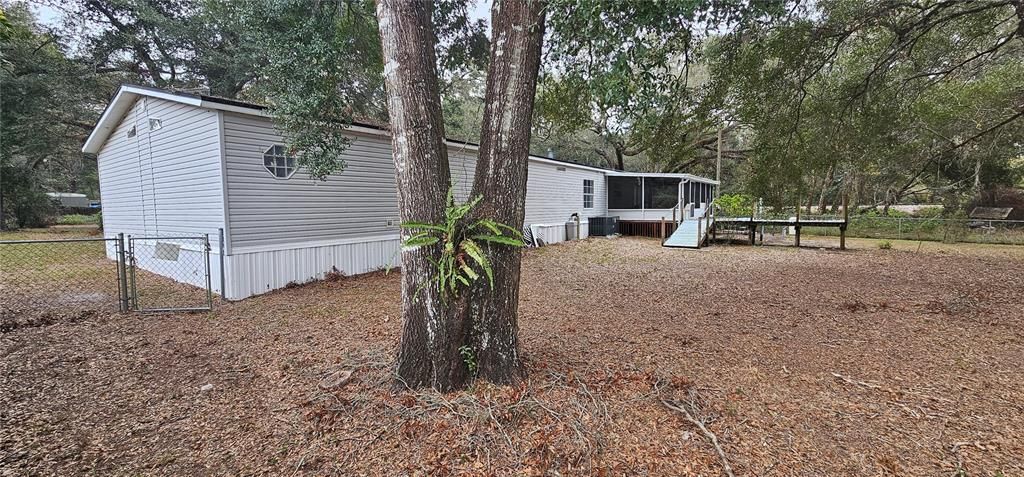 合同活跃: $205,000 (3 贝兹, 3 浴室, 2052 平方英尺)