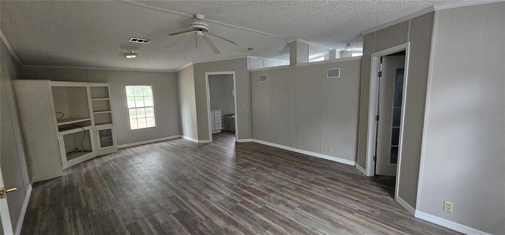 合同活跃: $205,000 (3 贝兹, 3 浴室, 2052 平方英尺)