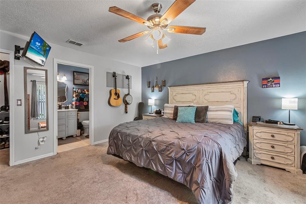 For Sale: $315,000 (3 beds, 2 baths, 1356 Square Feet)