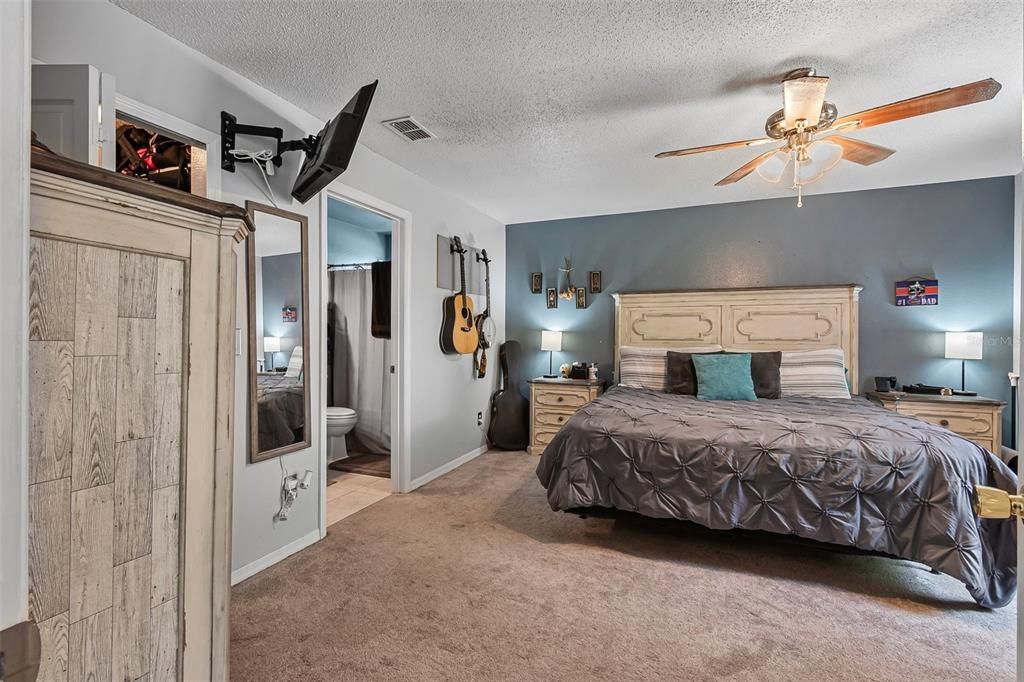 For Sale: $315,000 (3 beds, 2 baths, 1356 Square Feet)