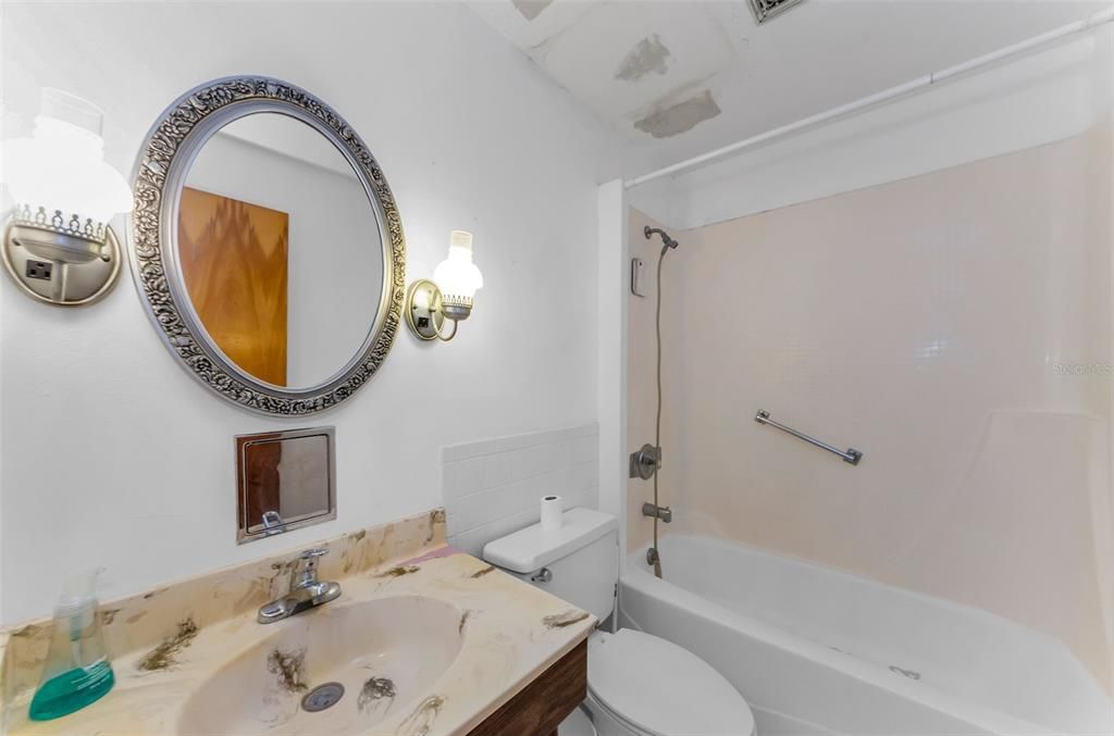 Active With Contract: $128,000 (2 beds, 1 baths, 920 Square Feet)