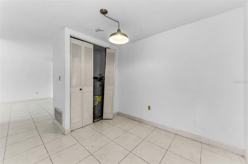 Active With Contract: $128,000 (2 beds, 1 baths, 920 Square Feet)